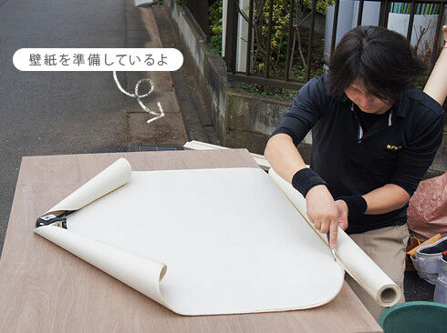 壁紙を準備するリフォーム職人