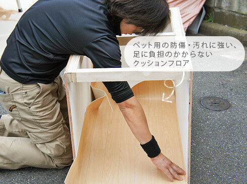 ペット用の防傷・汚れに強い、足に負担のかからないクッションフロアを張るリフォーム職人