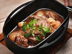 牛すね肉と新玉の白ワイン煮込み