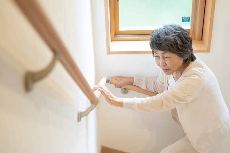 手すりを使って階段を上るお祖母様
