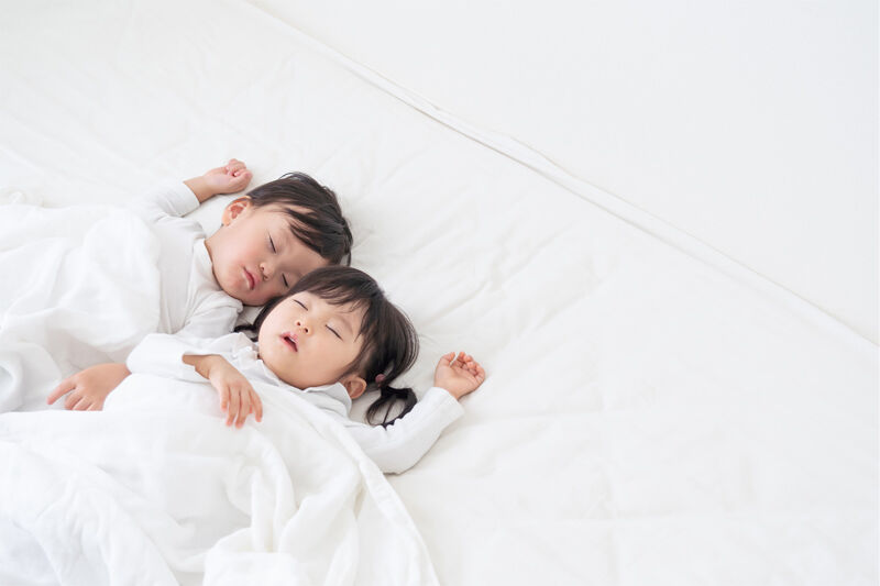 寝ている幼児2人