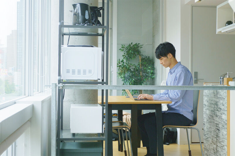 在宅勤務をする男性