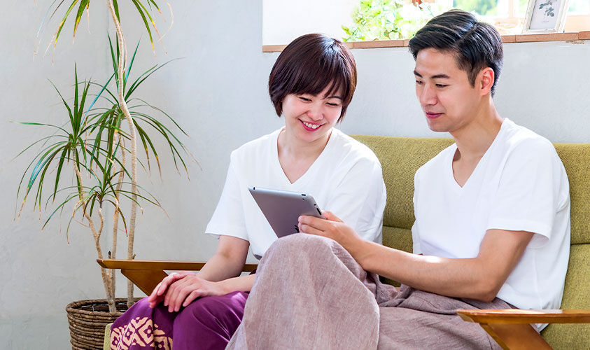 タブレットで確認ができて喜ぶ夫婦