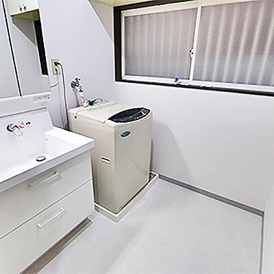 清潔さが感じられる白で統一された洗面所フルリフォーム 兵庫県宝塚市の定額リフォームならリノコ