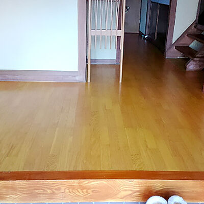 賃貸の戸建住宅の玄関先に明るいカラーのフローリングを採用 山口県宇部市の定額リフォームならリノコ